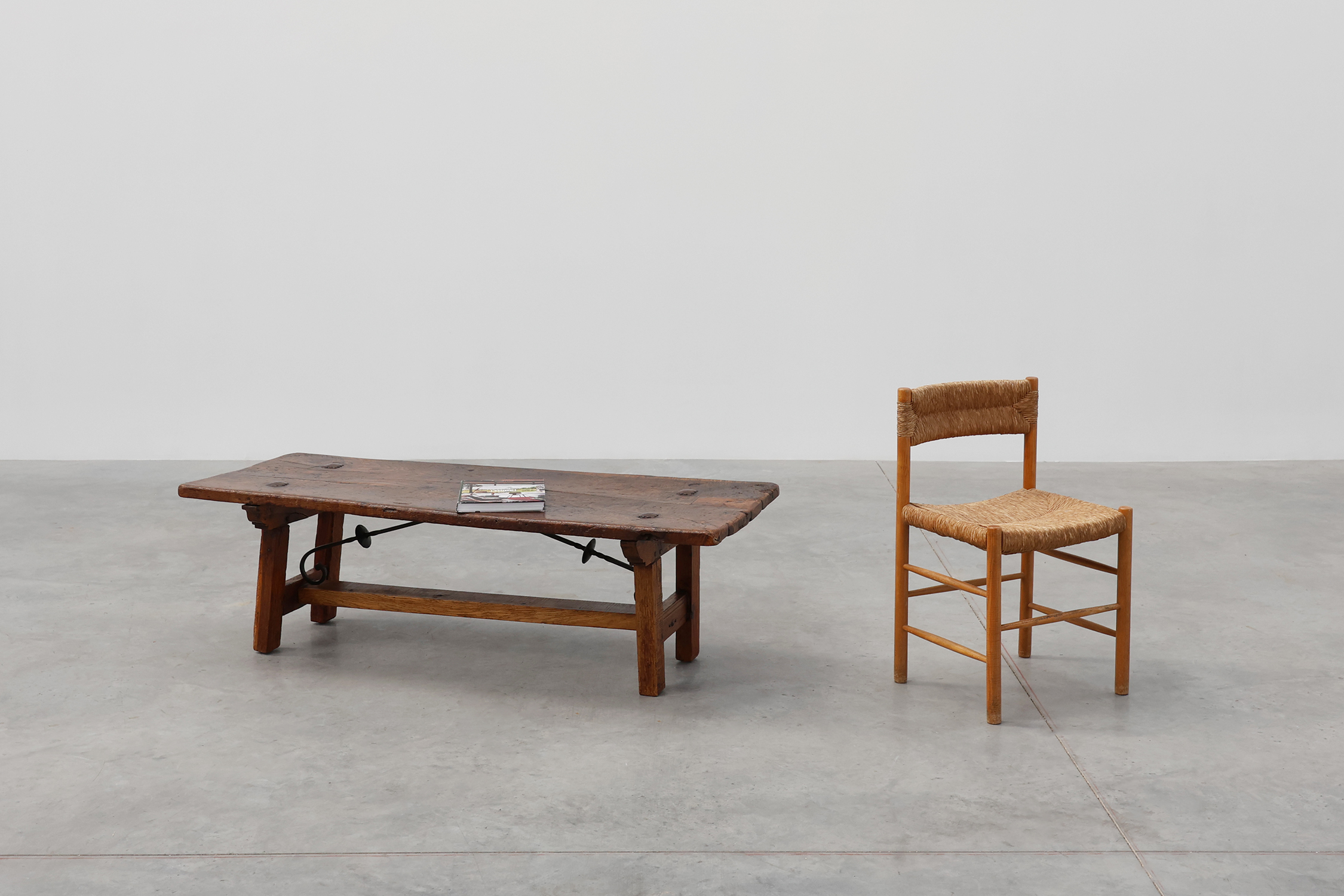 17th Century Spanish Brutalist coffee table in wood and wrought ironthumbnail